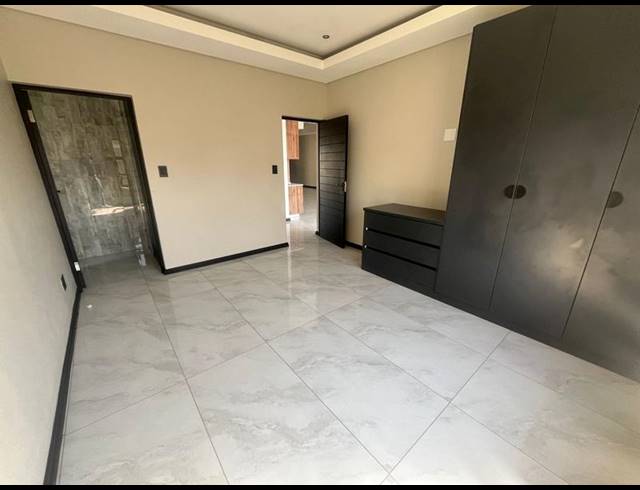 5 BEDROOM HOUSE FOR SALE IN SIX FOUNTAINS RESIDENTIAL ESTATE